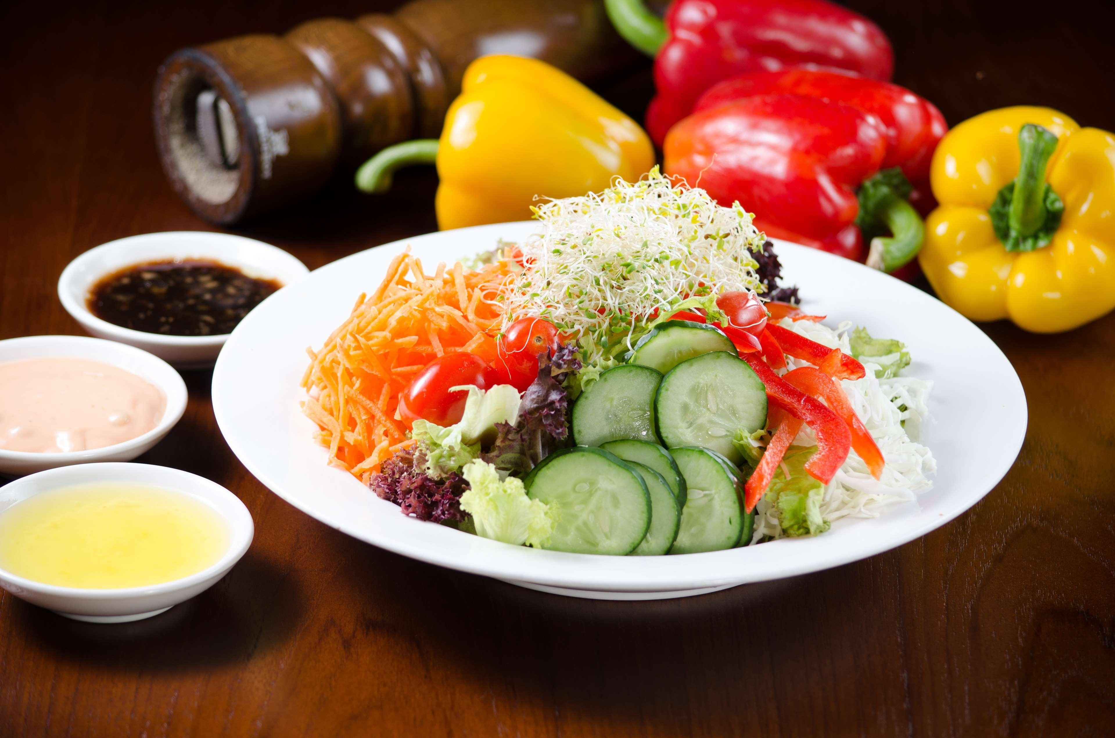 מלון קוטה קינבלו Hyatt Regency Kinabalu מראה חיצוני תמונה A salad with a variety of vegetables